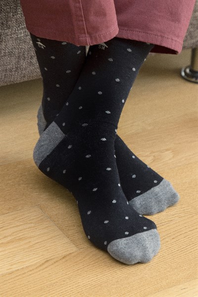 Nokta Desenli Siyah Çorap